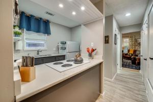 una cocina con estufa y encimera en Less Than 1 Mi to Dtwn Texarkana Couples Retreat with Yard, en Texarkana