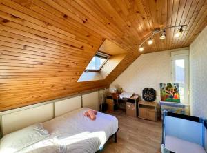 een kamer met een bed en een houten plafond bij Le Coquelicot - Centre - 8 Personnes - Parking in Le Mans