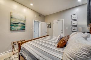 un dormitorio con una cama en una habitación en Less Than 1 Mi to Dtwn Texarkana Couples Retreat with Yard, en Texarkana