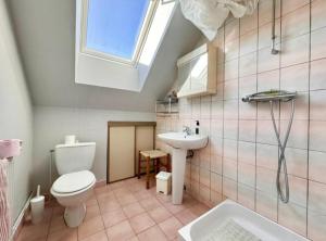 een badkamer met toilet, wastafel en raam bij Le Coquelicot - Centre - 8 Personnes - Parking in Le Mans +27 foto's
