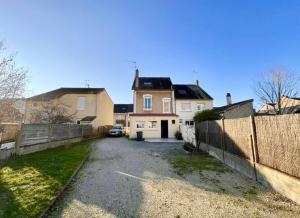 een huis met een hek voor een oprit bij Le Coquelicot - Centre - 8 Personnes - Parking in Le Mans