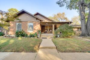 una casa de ladrillo con un árbol delante de ella en Less Than 1 Mi to Dtwn Texarkana Couples Retreat with Yard, en Texarkana