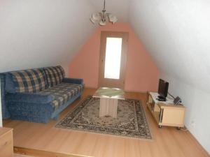 una sala de estar con un sofá y una mesa en Nette Wohnung Mit Garten, Grill Und Pool, en Radewege