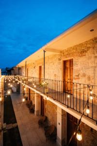Hotel Tabáa Oaxaca في مدينة أواكساكا: مبنى مع شرفة عليها انارة