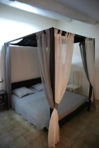 Ένα ή περισσότερα κρεβάτια σε δωμάτιο στο Le Mas d'Yvette - Authentic 19th century house with pool and stunning view