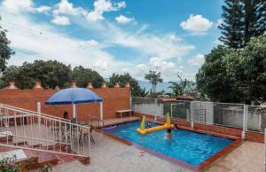 Bazén v ubytování Los Pinos Casa de Campo nebo v jeho okolí