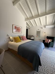 een slaapkamer met een groot bed in een kamer bij Serena Terrace in Cabeceiras de Basto