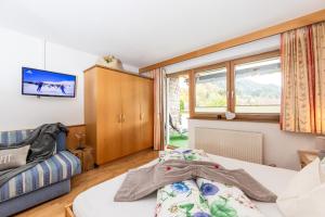 TV a/nebo společenská místnost v ubytování DAS EDELWEISS - Apartment Kuprian