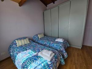 two beds sitting next to each other in a room at CasaDelSUr in San Carlos de Bariloche