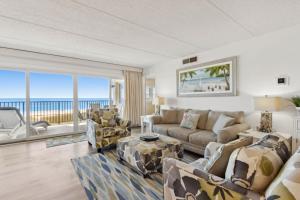 フェルナンディーナ・ビーチにあるG3 Amelia South condoのソファと椅子のあるリビングルーム