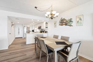 フェルナンディーナ・ビーチにあるG3 Amelia South condoのテーブルと椅子のあるダイニングルームとキッチン