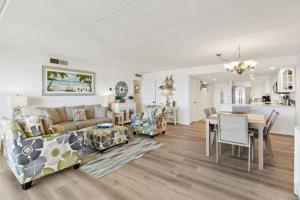 フェルナンディーナ・ビーチにあるG3 Amelia South condoのソファとテーブルのあるリビングルーム