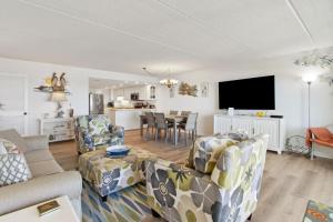 フェルナンディーナ・ビーチにあるG3 Amelia South condoのソファ2つとテーブルのあるリビングルーム