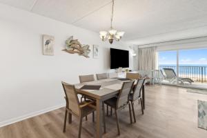 フェルナンディーナ・ビーチにあるG3 Amelia South condoのテーブルと椅子のあるダイニングルームとリビングルーム +35枚の写真