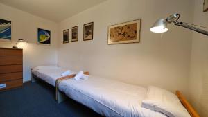 una habitación con dos camas y una cómoda en Hostdomus - Design Suite R10, en San Sicario 12 fotos más