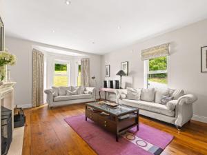 Χώρος καθιστικού στο Large luxury lakeside home to sleep 10 people