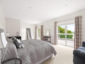 Ένα ή περισσότερα κρεβάτια σε δωμάτιο στο Large luxury lakeside home to sleep 10 people