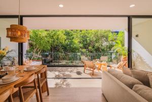 Χώρος καθιστικού στο Divine 2BR with Beach Access Gym Fast WiFi