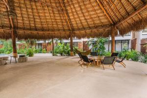 Κήπος έξω από το Divine 2BR with Beach Access Gym Fast WiFi