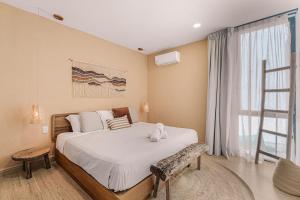 Ένα ή περισσότερα κρεβάτια σε δωμάτιο στο Divine 2BR with Beach Access Gym Fast WiFi +26 φωτογραφίες