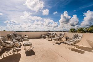 CedroにあるDivine 2BR with Beach Access Gym Fast WiFiのパティオに座る椅子