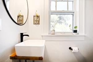 Koupelna v ubytování Uptown Studio Walk To Paseo Arts & Dining #03d