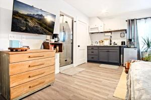 Kuchyň nebo kuchyňský kout v ubytování Uptown Studio Walk To Paseo Arts & Dining #03d