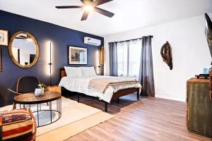 Postel nebo postele na pokoji v ubytování Uptown Studio Walk To Paseo Arts & Dining #03d