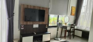 Μια τηλεόραση ή/και κέντρο ψυχαγωγίας στο Anchie Retreat Villa Hội An