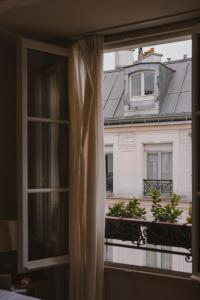 a window with a view of a building at Hôtel Suzie Blue in Paris