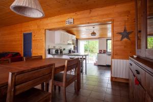 Kuchyň nebo kuchyňský kout v ubytování petite maison avec grand jardin clos