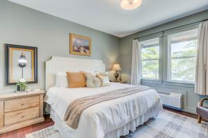 a bedroom with a large bed and a window at The Pearl Hotel in Manteo