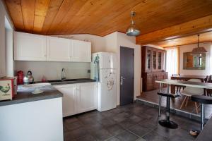 Kuchyň nebo kuchyňský kout v ubytování petite maison avec grand jardin clos