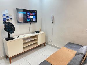 Μια τηλεόραση ή/και κέντρο ψυχαγωγίας στο Kit Próximo a Feirinha da Guilhermina - Frente Mar