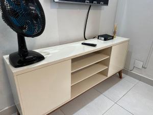 Μια τηλεόραση ή/και κέντρο ψυχαγωγίας στο Kit Próximo a Feirinha da Guilhermina - Frente Mar