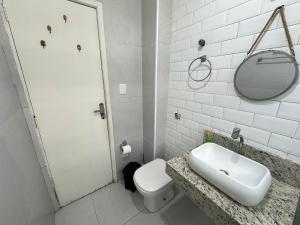 Ένα μπάνιο στο Kit Próximo a Feirinha da Guilhermina - Frente Mar +47 φωτογραφίες