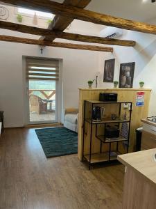 a living room with a room with a bed and a kitchen at De Hongaarse Vallei in Szellő