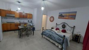 PerdaxiusにあるCasa Vacanza Da Gabryのベッドとテーブルとキッチンのある寝室 +13枚の写真