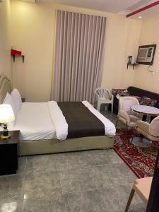 Postel nebo postele na pokoji v ubytování شقق رجب صالح ضيف الرحمن الزهراني للوحدات المخدومة