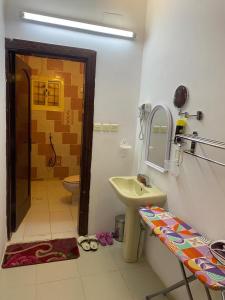 Koupelna v ubytování شقق رجب صالح ضيف الرحمن الزهراني للوحدات المخدومة