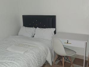 Giường trong phòng chung tại Prime Stay by Xalleria ,Cozy Studio, Lower Kabete