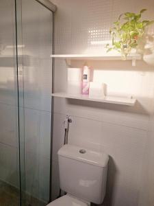 een badkamer met toilet en glazen douche bij Casa Parque Verde Cop30 in Belém