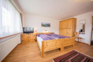 Ένα ή περισσότερα κρεβάτια σε δωμάτιο στο Chesa Talvo