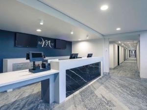 Una oficina con un escritorio con una computadora encima en Mercure Tamworth, en Tamworth