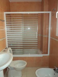 ヘレス・デ・ラ・フロンテーラにあるApartamento Centro Jerez Campillo Iのバスルーム(トイレ、洗面台付)、窓が備わります。