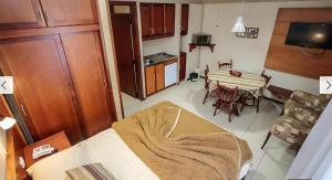 un soggiorno con cucina e sala da pranzo di Apartamento Esquina Rua Torta, Pousada do Serrano, Gramado, RS a Gramado