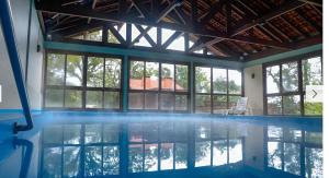 una piscina con vista su una casa di Apartamento Esquina Rua Torta, Pousada do Serrano, Gramado, RS a Gramado