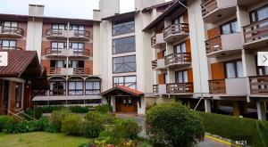 un condominio con balconi e cortile di Apartamento Esquina Rua Torta, Pousada do Serrano, Gramado, RS a Gramado