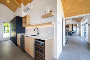 eine Küche mit Spüle und Arbeitsplatte in der Unterkunft Mer et Mont 1223: Spa & River Views Near Le Massif in Petite-Rivière-Saint-François