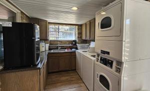 Kuchyň nebo kuchyňský kout v ubytování Riverfront Vacation Rental with Shared Facilities in Confluence, Pennsylvania